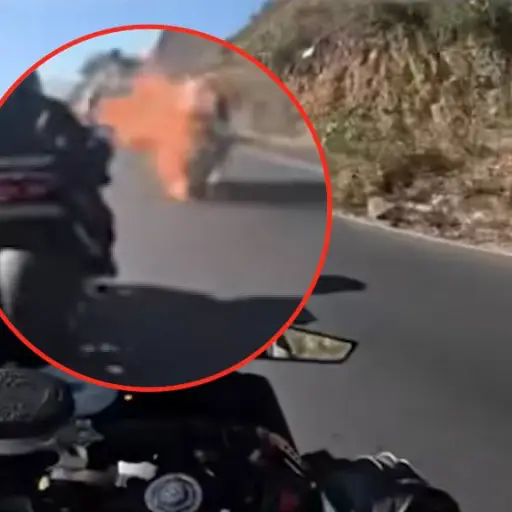 Moto en llamas alarma a motoristas. ,Captura de pantalla video X.