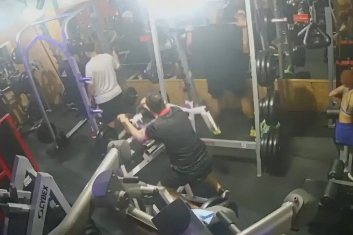 Joven estudiante muere tras desvanecerse en gimnasio. , Captura de pantalla video X.