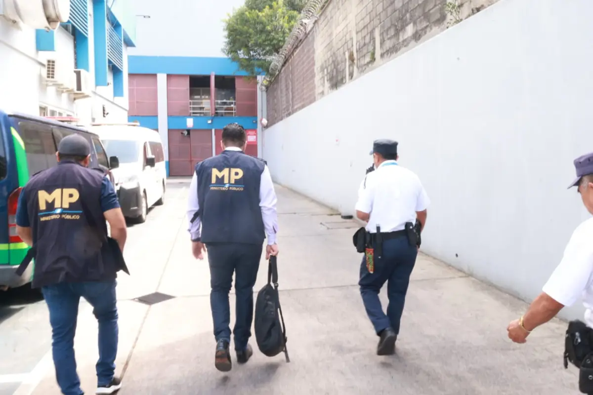 El personal fiscal ingresando a la sede del IGSS, zona 6., Ministerio Público