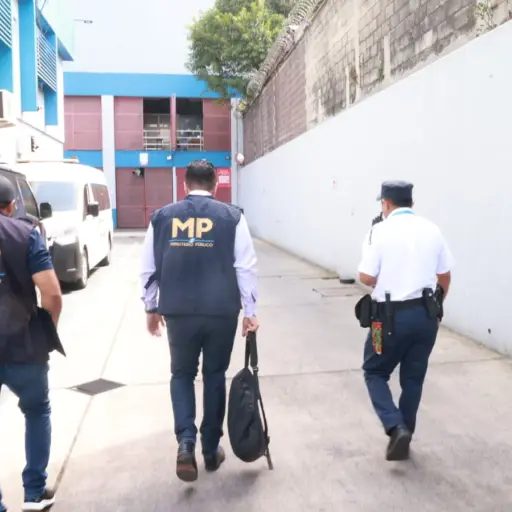 El personal fiscal ingresando a la sede del IGSS, zona 6. ,Ministerio Público