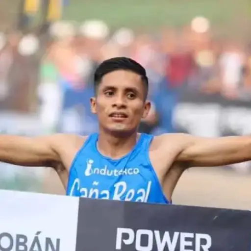Mario Pacay ganó la edición 2024 del Medio Maratón de Cobán 