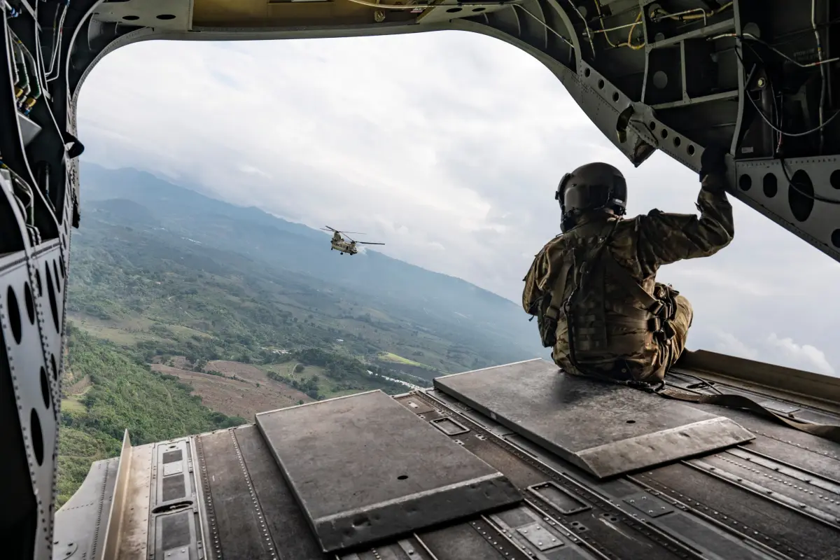 Un soldado estadounidense y su jefe de tripulación observan otro CH-47 Chinook durante el ejercicio en Guatemala,, Foto: U.S. Air Force 