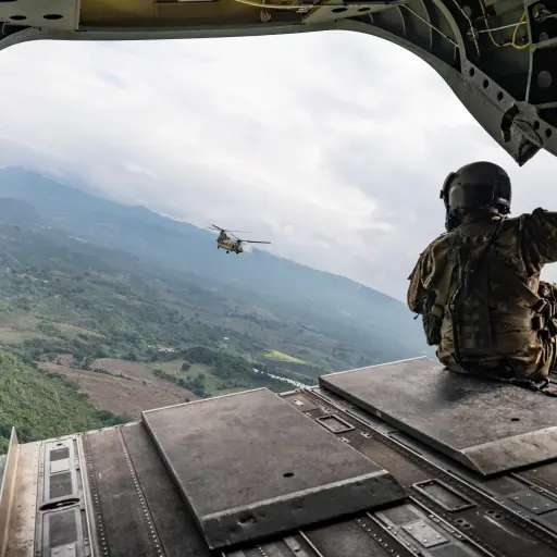 Un soldado estadounidense y su jefe de tripulación observan otro CH-47 Chinook durante el ejercicio en Guatemala, ,Foto: U.S. Air Force 