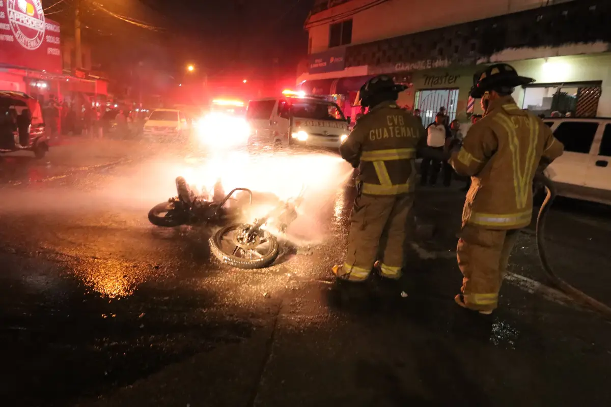 Vecinos vapulearon e incendiaron la moto de un sicario tras crimen en zona 6, Foto CVB