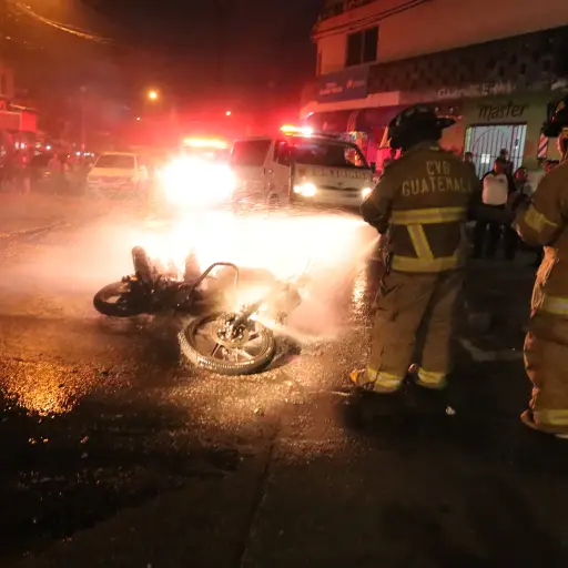 Vecinos vapulearon e incendiaron la moto de un sicario tras crimen en zona 6 ,Foto CVB