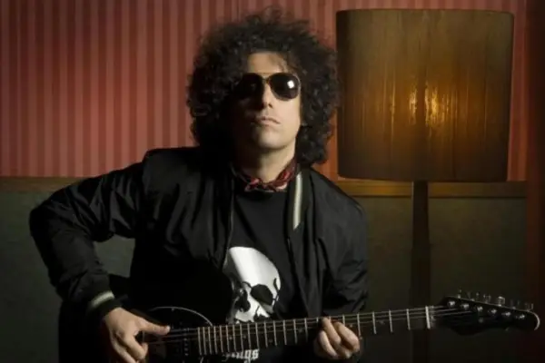 Andrés Calamaro abandona escenario por la reacción del público tras defender las corridas de toros