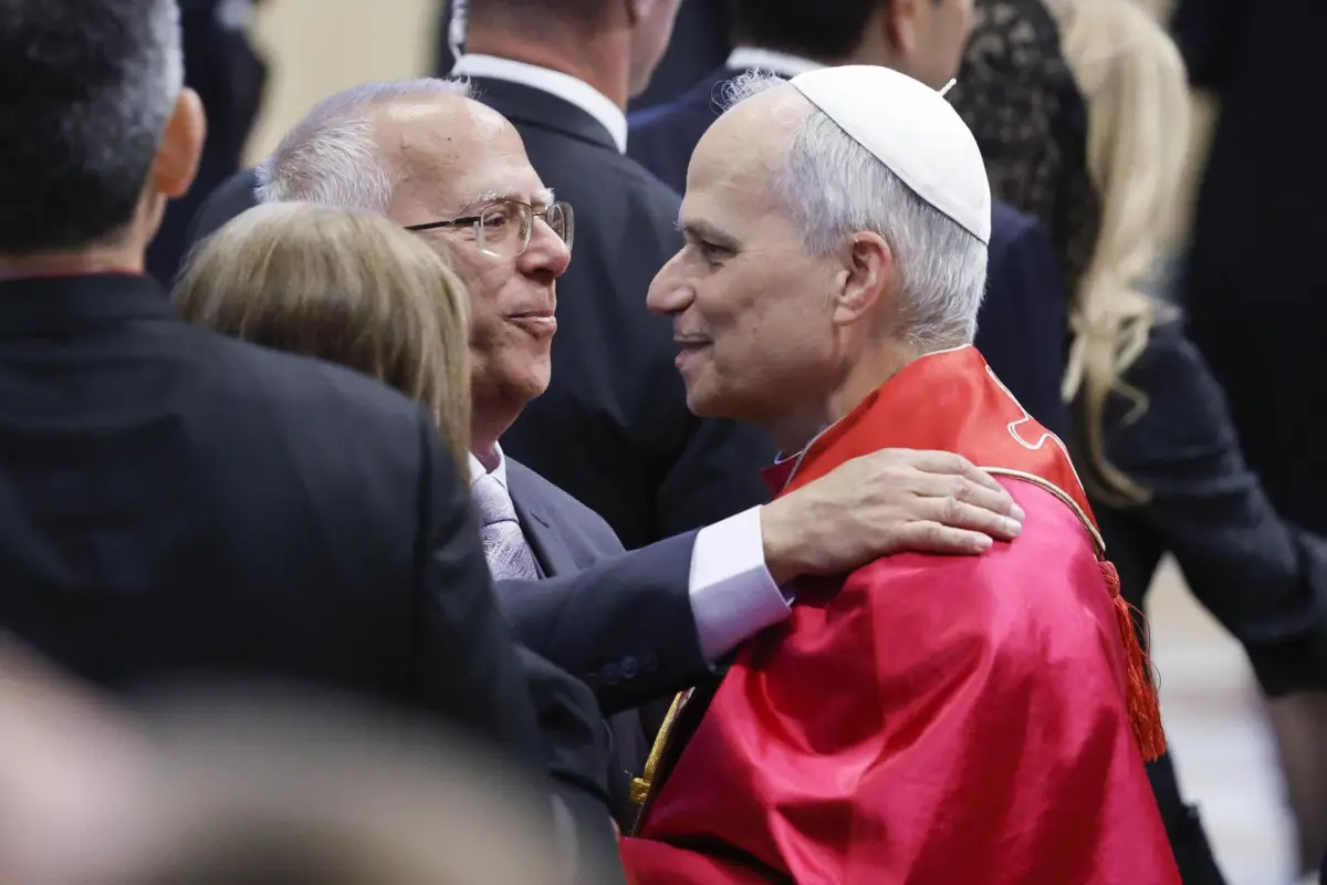 Papa León XIV abraza a su hermano, Louis Prevost, EFE
