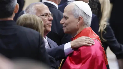 Papa León XIV abraza a su hermano, Louis Prevost ,EFE