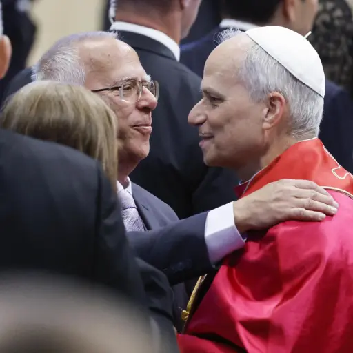 Papa León XIV abraza a su hermano, Louis Prevost ,EFE