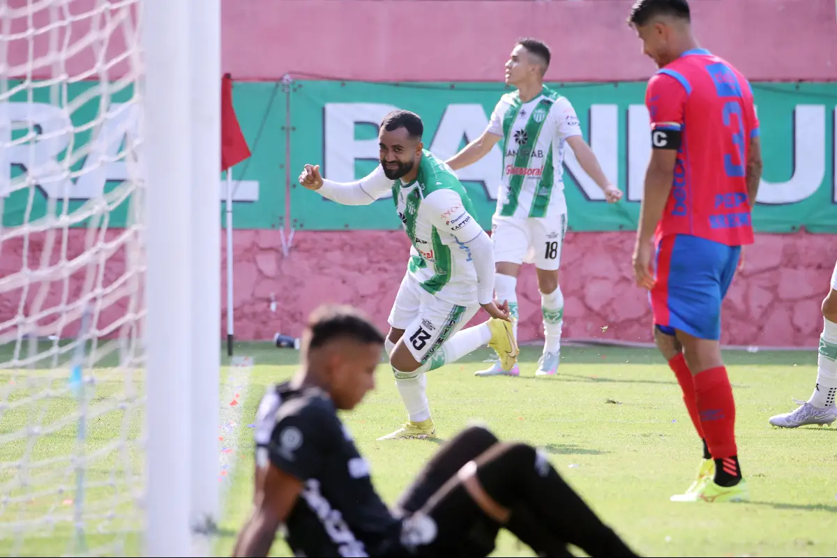 Celebración de Dewinder Bradley para el título de Antigua en el Clausura 2025 