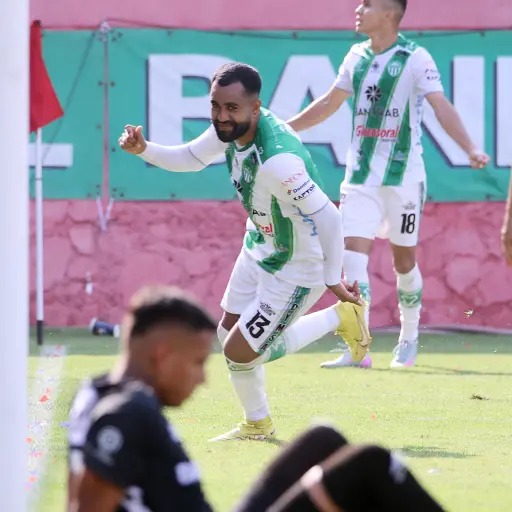 Celebración de Dewinder Bradley para el título de Antigua en el Clausura 2025 