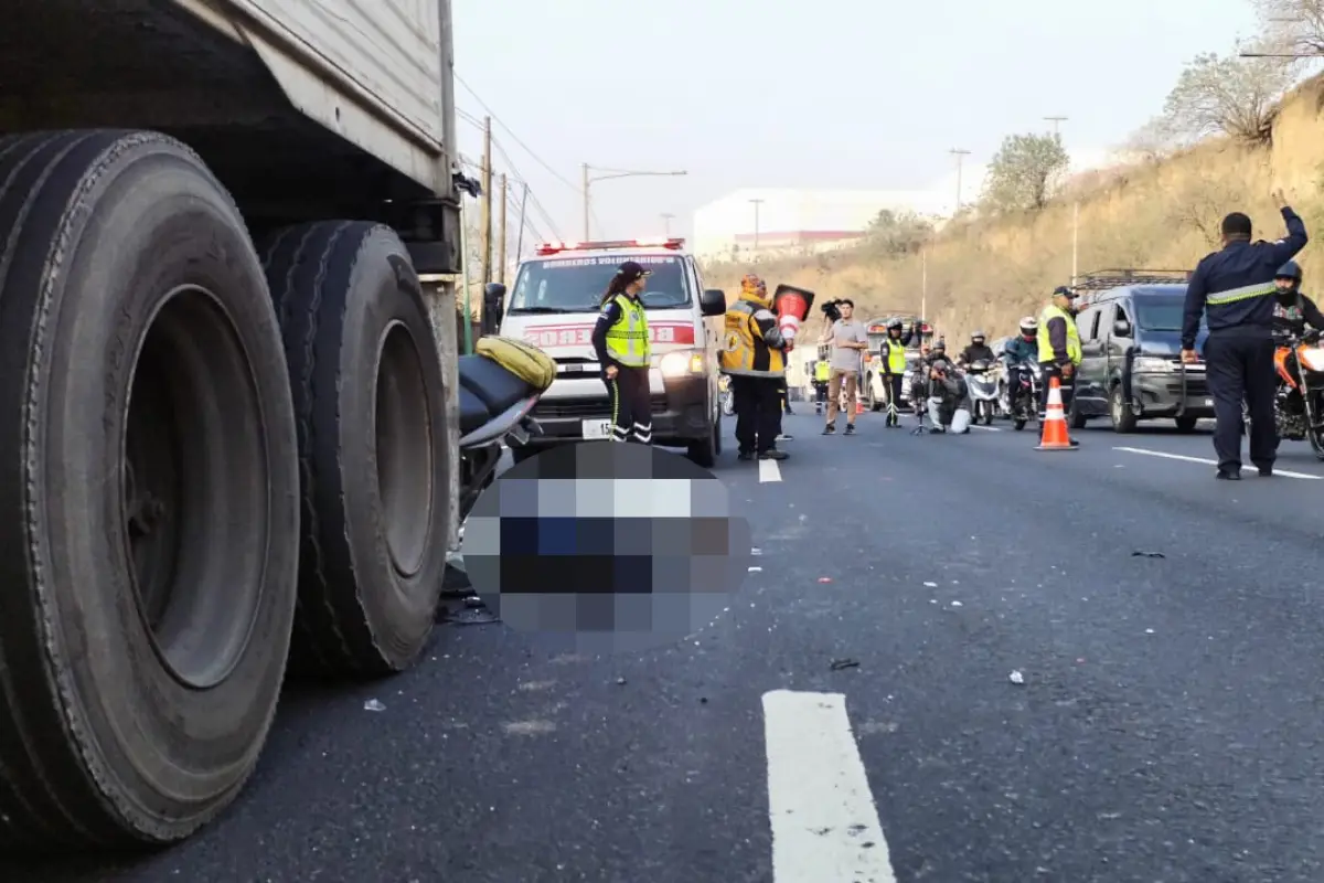 El conductor impactó contra la parte trasera de un tráiler., Bomberos Voluntarios