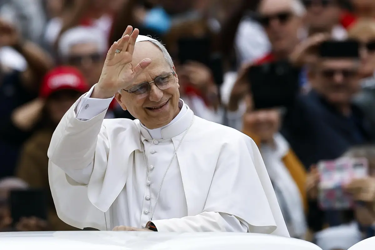 Papa León XIV saluda a los fieles en la Plaza de San Pedro, en El Vaticano, EFE