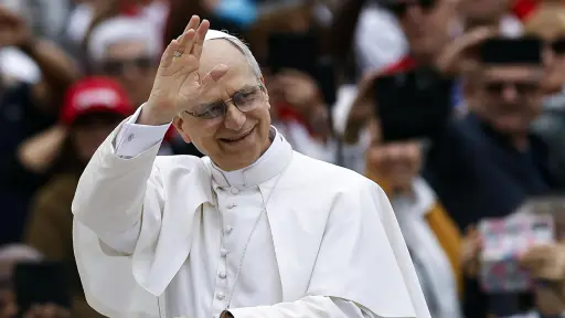 Papa León XIV saluda a los fieles en la Plaza de San Pedro, en El Vaticano ,EFE