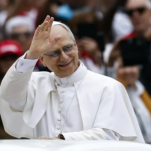 Papa León XIV saluda a los fieles en la Plaza de San Pedro, en El Vaticano ,EFE