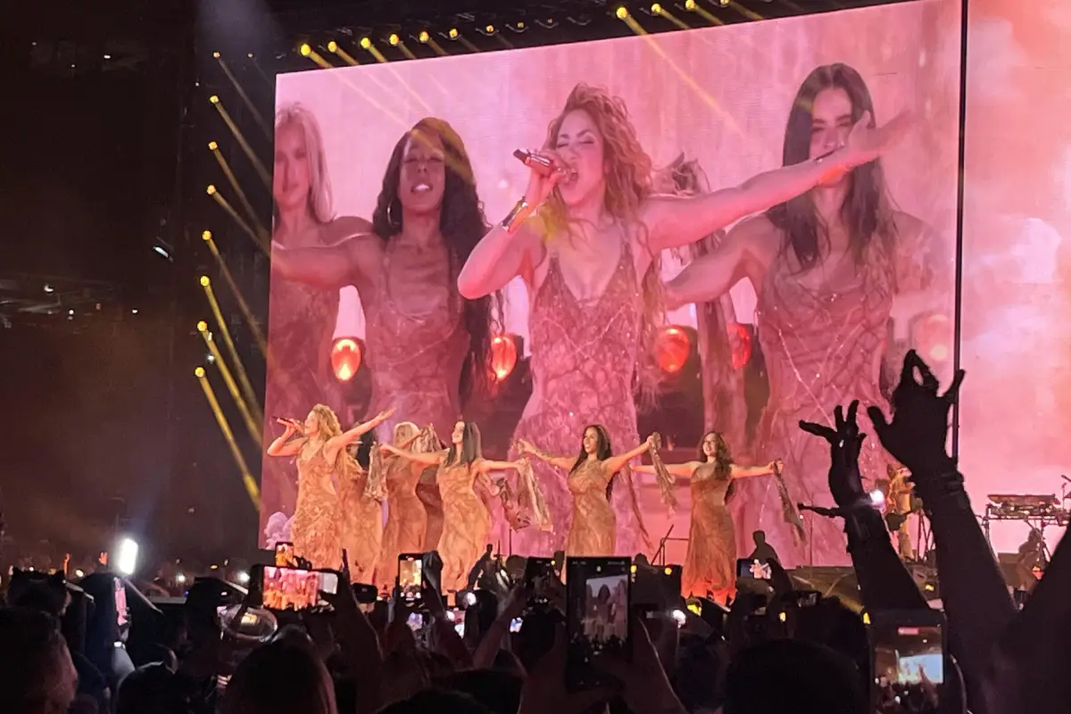 La cantante colombiana Shakira canta durante un concierto de su gira 'Las mujeres ya no lloran world tour' este jueves, en el MetLife Stadium en Nueva Jersey (Estados Unidos),  EFE/ Nora Quintanilla

