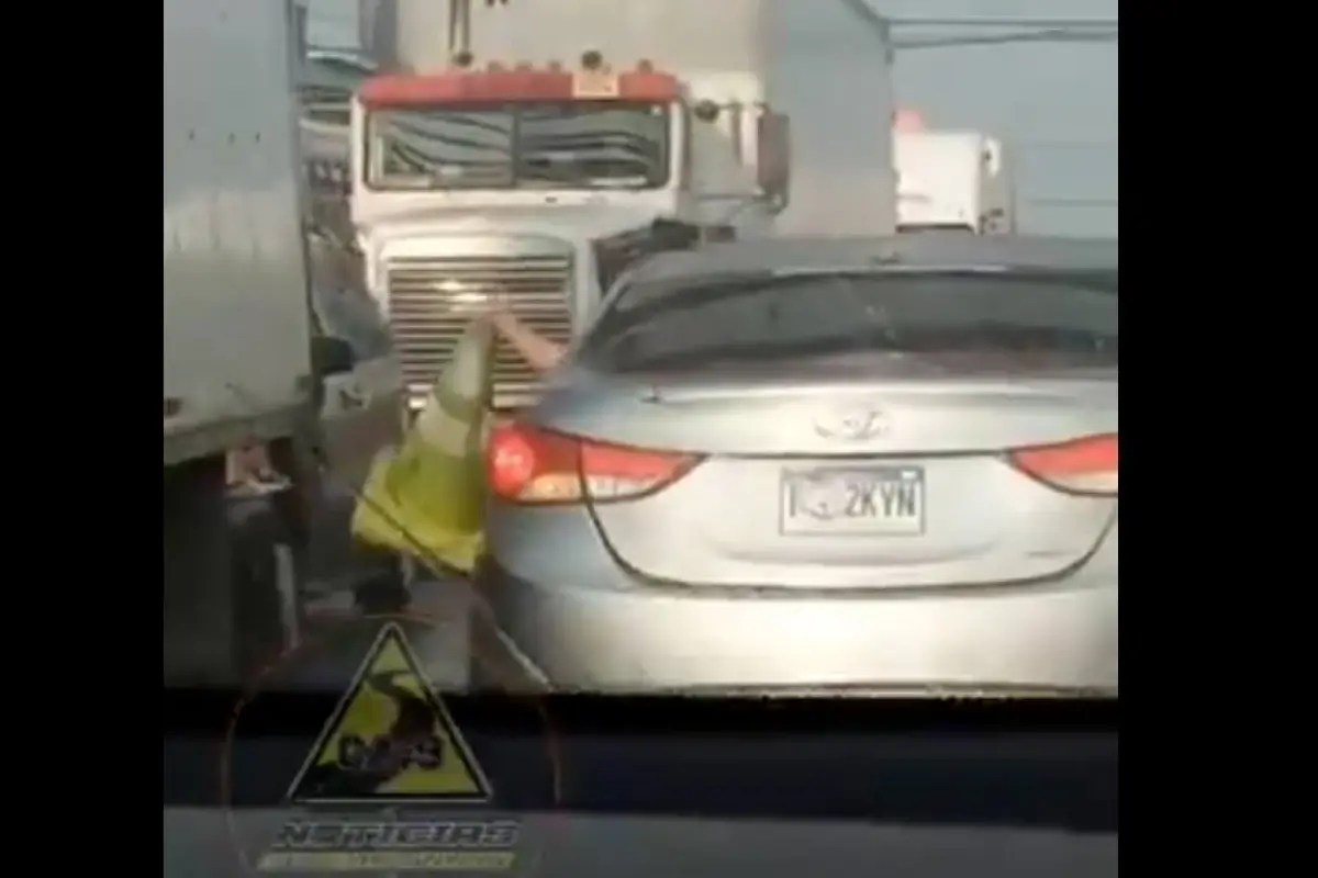 Conductor captado llevándose cono de señalización , Captura de video
