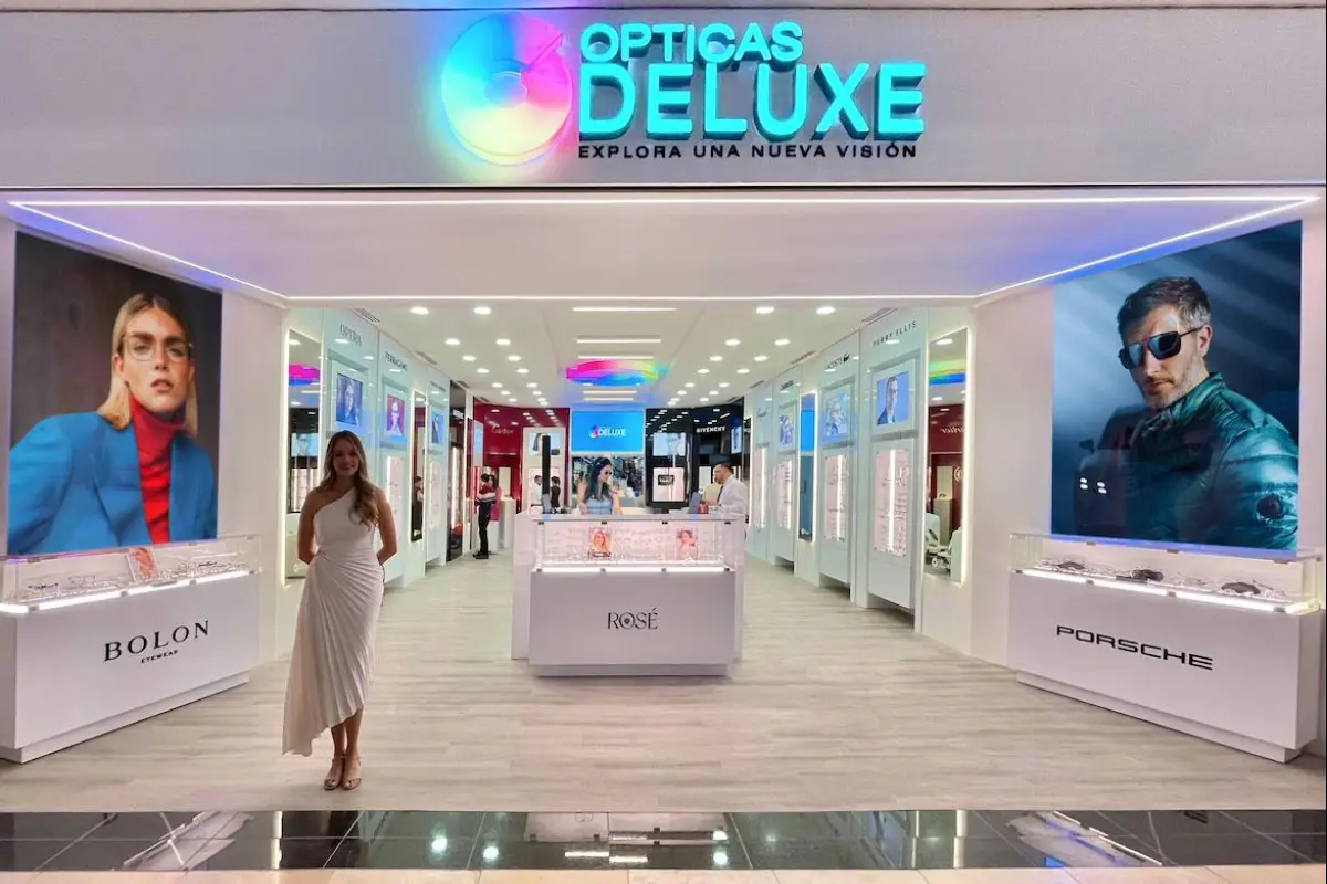 Ópticas Deluxe, Cortesía