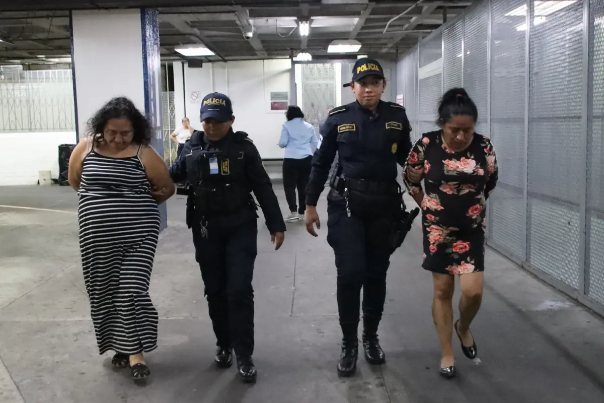 Las dos mujeres intentaron ingresar a privadas de libertad por extorsión., Foto PNC