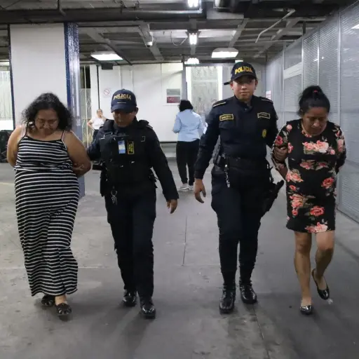 Las dos mujeres intentaron ingresar a privadas de libertad por extorsión. ,Foto PNC