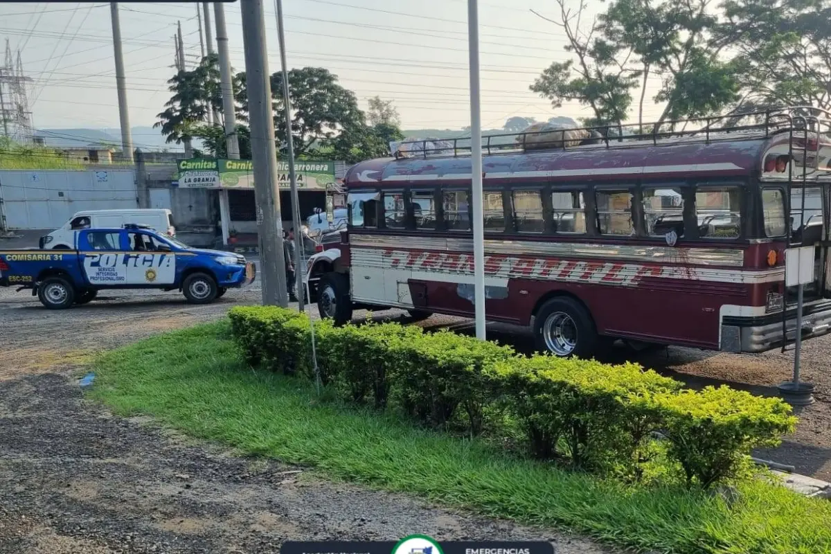El piloto de la unidad condujo hacia una gasolinera para pedir ayuda debido a que había una persona herida., Bomberos Municipales Departamentales