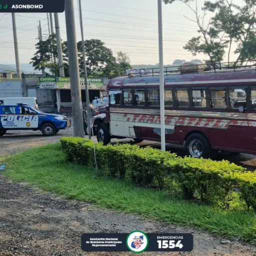 El piloto de la unidad condujo hacia una gasolinera para pedir ayuda debido a que había una persona herida. ,Bomberos Municipales Departamentales