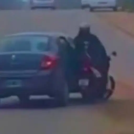 Discusión entre automovilista y motorista.  ,Captura de pantalla video X.