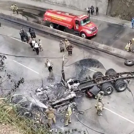 El fuego consumió en su totalidad el vehículo incendiado. ,Bomberos Voluntarios