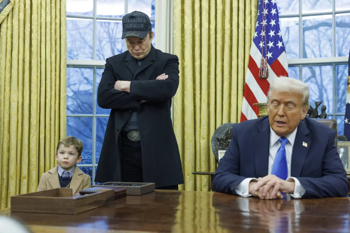 Fotografía de archivo del 11 de febrero de 2025 del presidente de los Estados Unidos, Donald Trump (d), junto al magnate Elon Musk durante una reunión en la despacho oval de la Casa Blanca, en Washington (EE.UU.)., Foto EFE