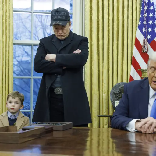 Fotografía de archivo del 11 de febrero de 2025 del presidente de los Estados Unidos, Donald Trump (d), junto al magnate Elon Musk durante una reunión en la despacho oval de la Casa Blanca, en Washington (EE.UU.). ,Foto EFE