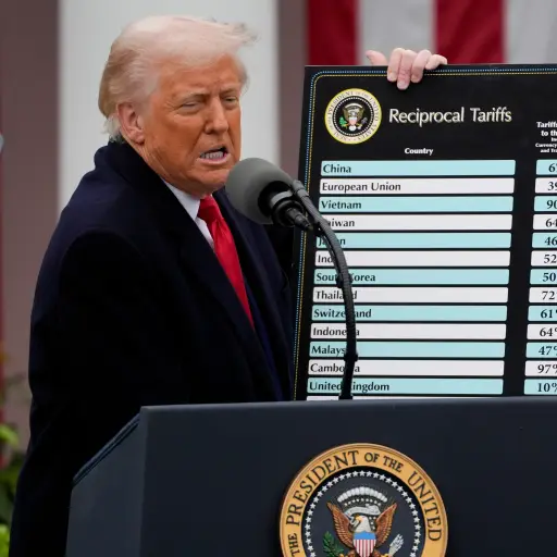 Fotografía de archivo fechada el 2 de abril de 2025 del presidente de Estados Unidos, Donald Trump, mostrando una tabla con aranceles aplicables a socios comerciales de Estados Unidos ,Foto EFE