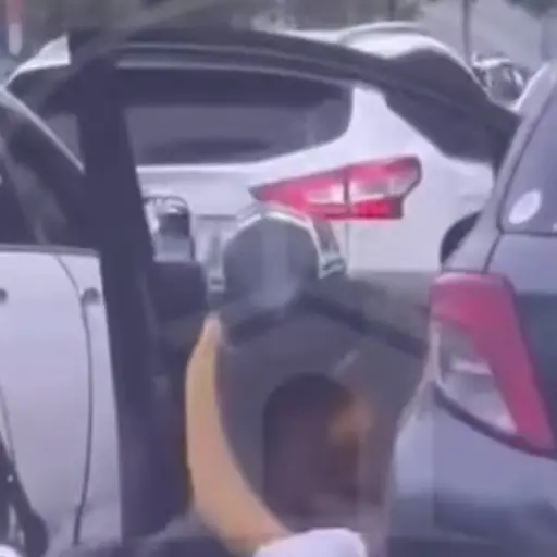 Motorista agrede a automovilista en plena vía.  ,Captura de pantalla video X.
