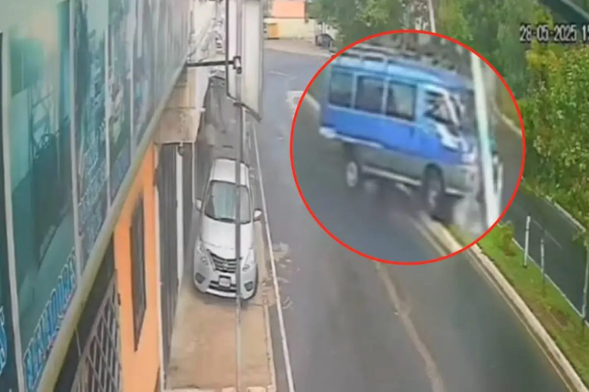 Microbús se estrella contra poste en San Miguel Petapa., Captura de pantalla video Facebook.