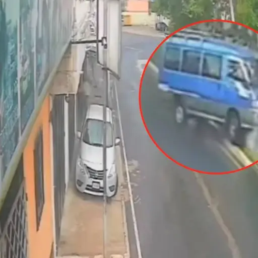 Microbús se estrella contra poste en San Miguel Petapa. ,Captura de pantalla video Facebook.