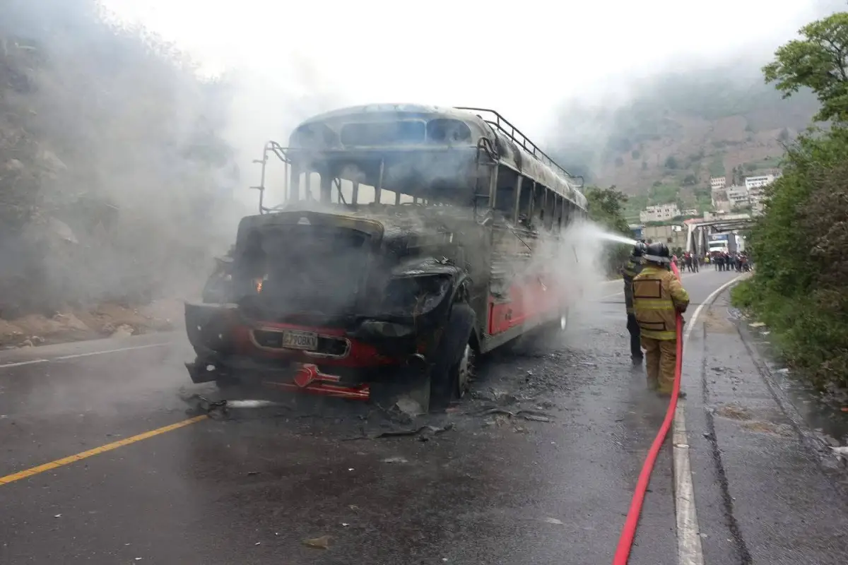 Bomberos apagaron el incendio provocado en el bus. , Foto X