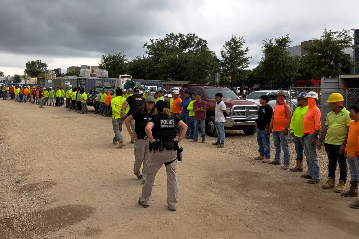 Integrantes de la policía federal durante el arresto de más de 100 inmigrantes indocumentados en un sitio de construcción en Tallahassee, Florida (EE.UU.). , Foto X