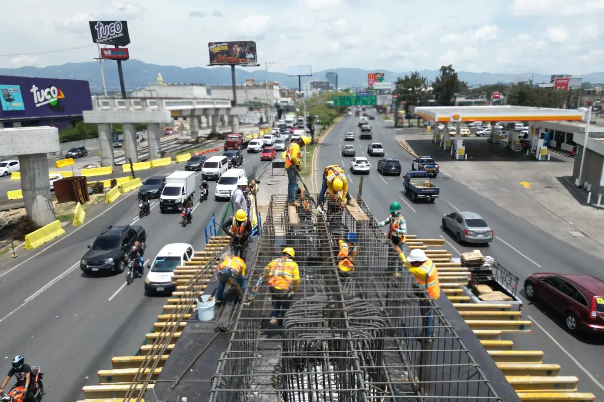 Trabajos en la construcción del paso a desnivel en Calzada Roosevelt y 9na. avenida, zona 11. , Foto X