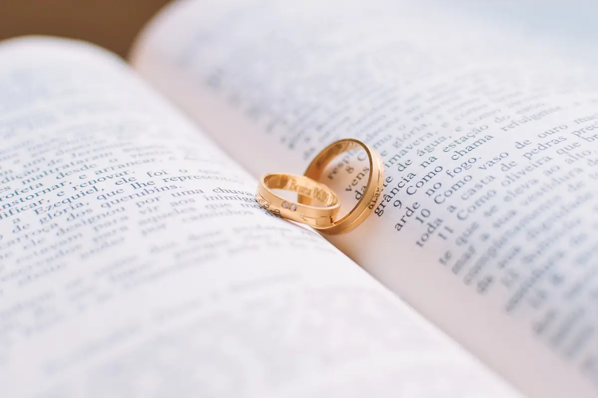 anillos de boda, matrimonio, boda, biblia abierta, anillos de oro, pareja, amor, anillos, libro, biblia, votos, amor de papel tapiz, matrimonio, matrimonio, matrimonio, matrimonio, matrimonio, boda, boda, boda, anillos, biblia, Pixabay