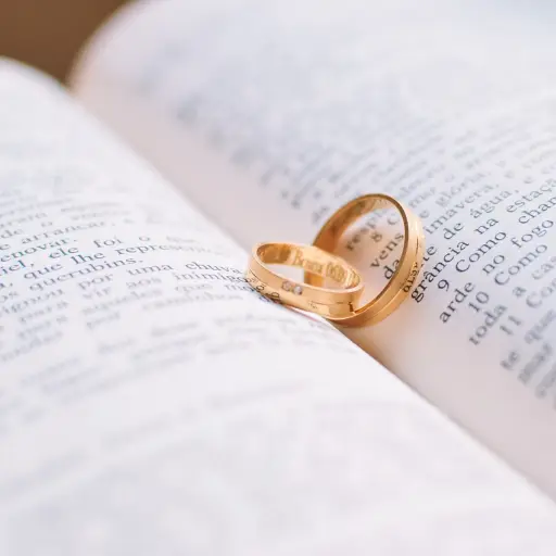 anillos de boda, matrimonio, boda, biblia abierta, anillos de oro, pareja, amor, anillos, libro, biblia, votos, amor de papel tapiz, matrimonio, matrimonio, matrimonio, matrimonio, matrimonio, boda, boda, boda, anillos, biblia ,Pixabay