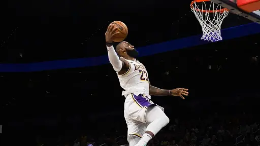 LeBron James deja en suspenso su futuro en la NBA