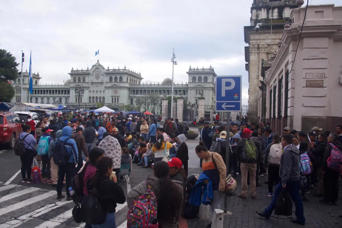 Parte de los maestros que se encuentran en la plaza de la Constitución este lunes 16 de junio., Omar Solís/Emisoras Unidas