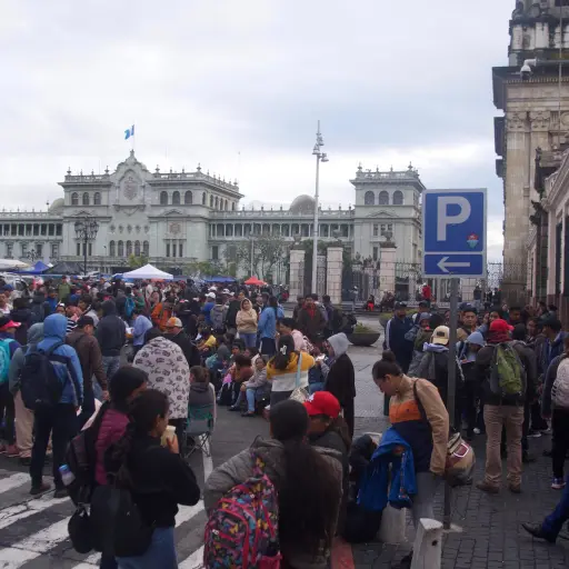 Parte de los maestros que se encuentran en la plaza de la Constitución este lunes 16 de junio. ,Omar Solís/Emisoras Unidas