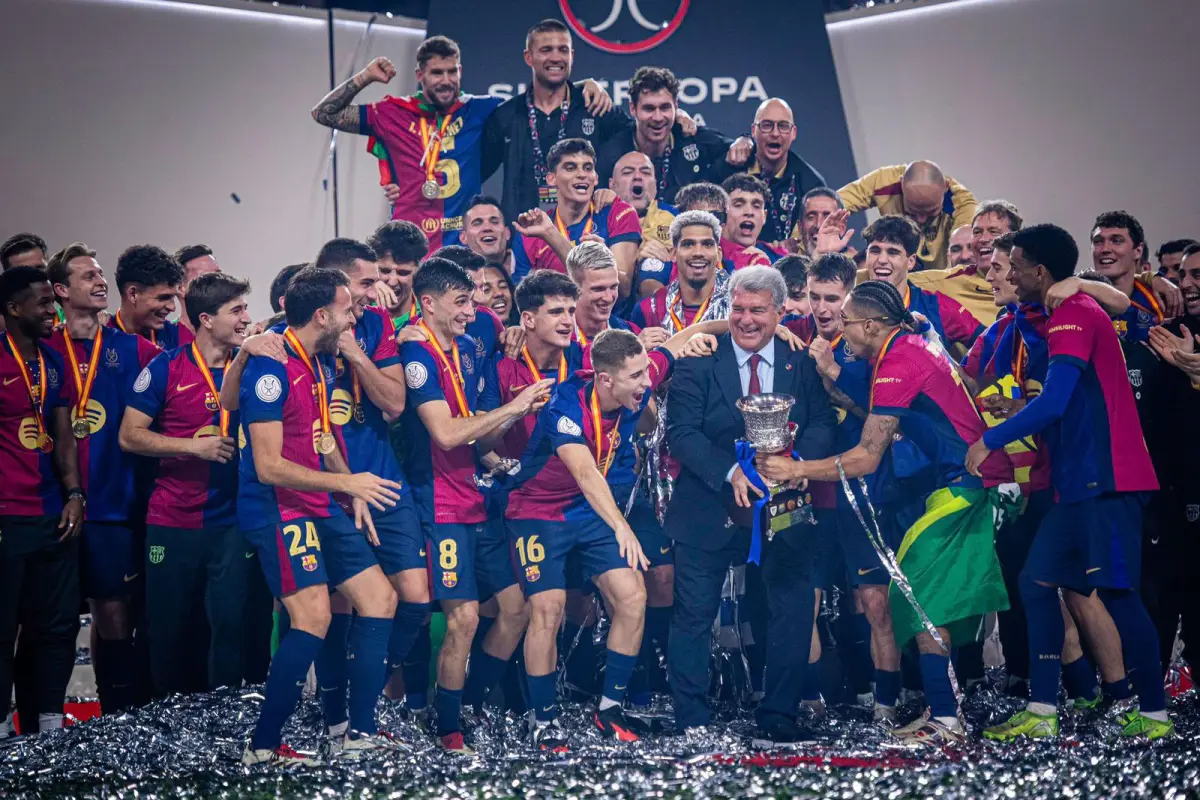 Joan Laporta y los jugadores del Barça celebran la Supercopa de España - FC Barcelona