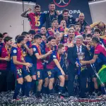 Joan Laporta y los jugadores del Barça celebran la Supercopa de España - FC Barcelona