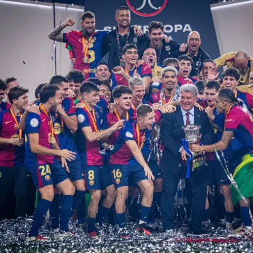 Joan Laporta y los jugadores del Barça celebran la Supercopa de España - FC Barcelona