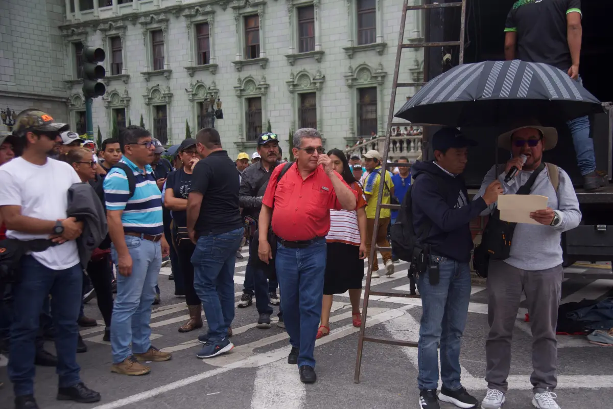 El líder del sindicato magisterial, Joviel Acevedo, se presentó al área donde se mantiene la manifestación en zona 1., Omar Solís/Emisoras Unidas