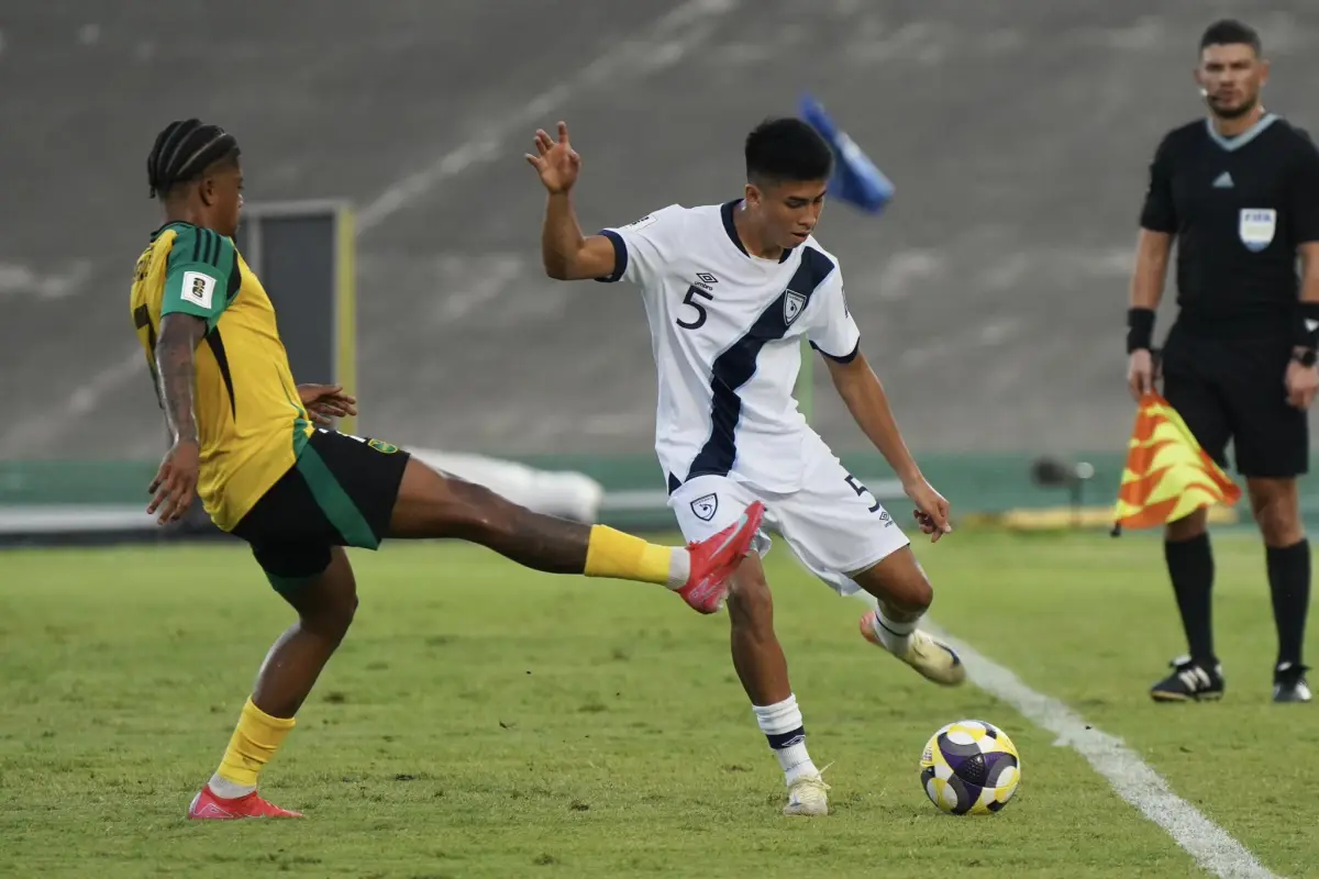 Jugada en el último duelo entre Guatemala y Jamaica 