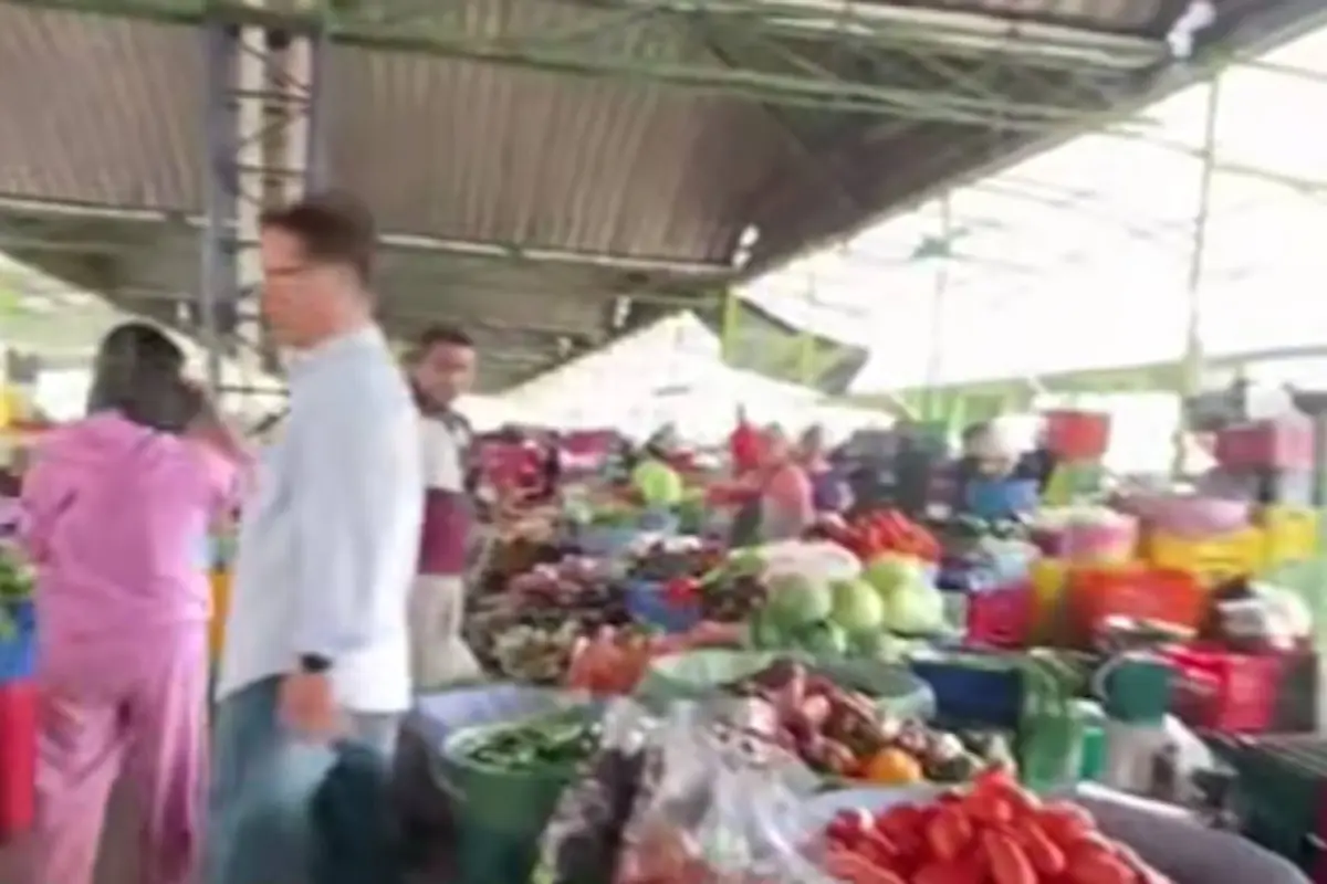 Indignación por agresión a vendedora del Cenma., Captura de pantalla video X.