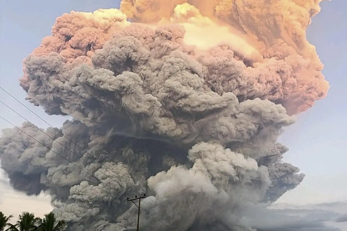 Erupción del volcán Lewotobi en Indonesia, EFE