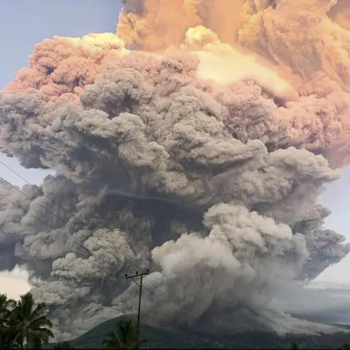 Erupción del volcán Lewotobi en Indonesia ,EFE